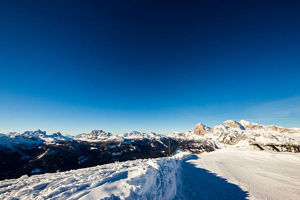 valle della cortina dal faloria peak - tofane foto e immagini stock