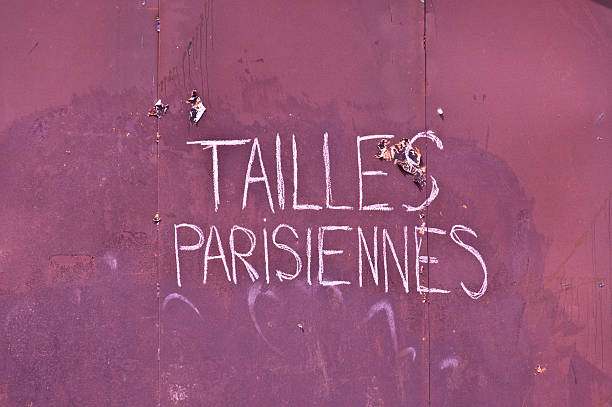 istock Pink wall with white writing saying Parisian sizes in French 465131065