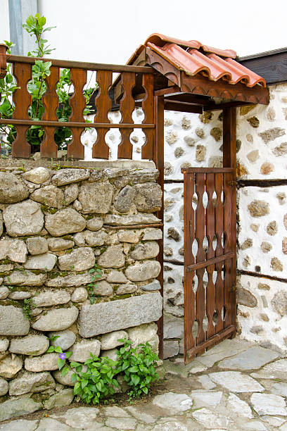 木製のドアを開いて、ハウス melnik ,ブルガリア - door open house facade ストックフォトと画像
