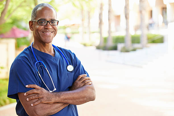 fotografii de stoc, fotografii și imagini scutite de redevențe cu portret în aer liber asistentă medicală masculină - asistentă medicală de sex masculin