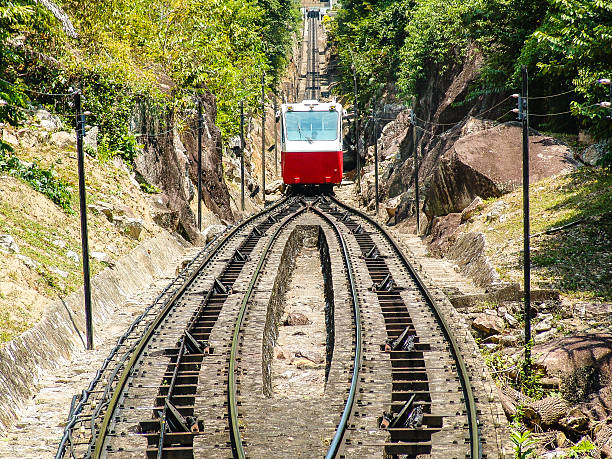 trem vermelho de climing a hill - rack railway imagens e fotografias de stock