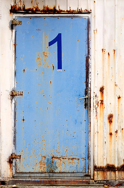 голубой заржавленный двери - metal rust fungus paint cracked стоковые фото и изображения