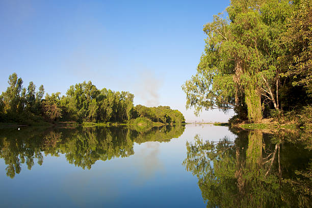 reflexões do rio - niger river imagens e fotografias de stock
