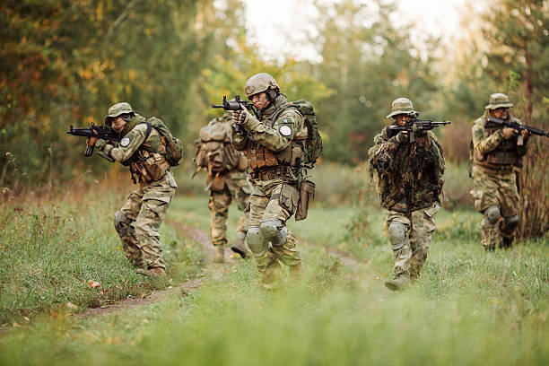 gruppe von soldaten, die in die erforschung der - battlefield stock-fotos und bilder