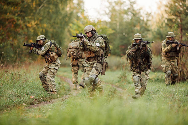 grupo de soldados envolvido na área de exploração - sniper rifle army soldier aiming - fotografias e filmes do acervo