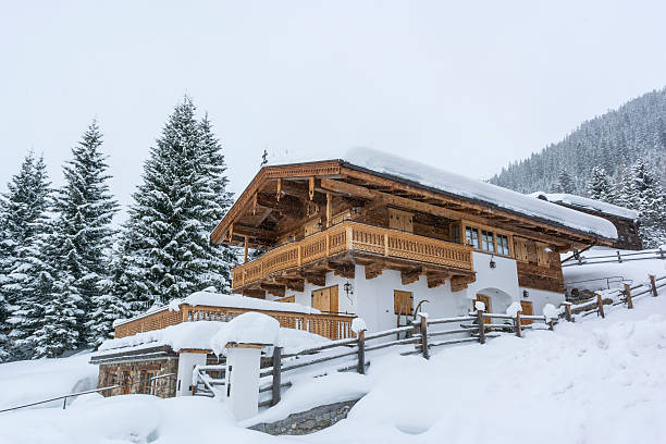 snowy winter ski resort chata w górach - ski resort village austria winter zdjęcia i obrazy z banku zdjęć