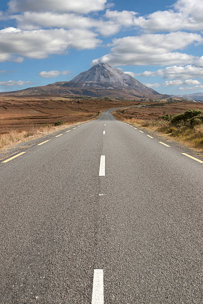 裏地付き road を errigal 山脈 - republic of ireland mount errigal mountain landscape ストックフォトと画像