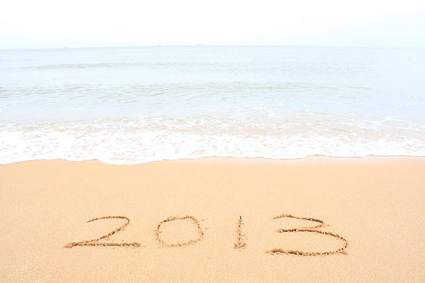 2013 escritos na areia com ondas - 2013 beach sand new years day imagens e fotografias de stock