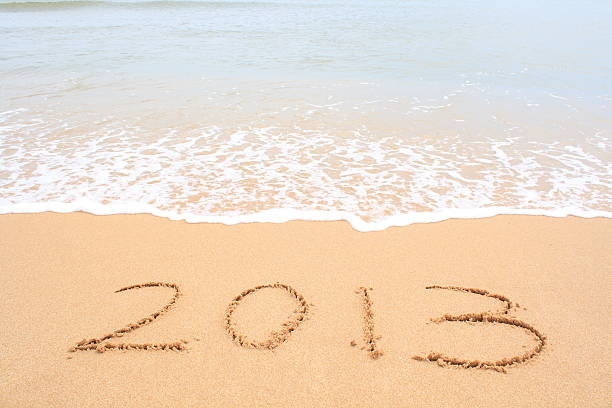 2013 escritos na areia com ondas - 2013 beach sand new years day imagens e fotografias de stock