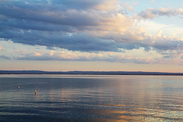 coucher du soleil du lac oneida, new york, états-unis - oneida photos et images de collection