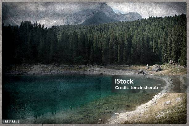 Lago De Carezza Alpino En Los Alpes Dolomíticos Las Montañas Foto de stock y más banco de imágenes de Abeto