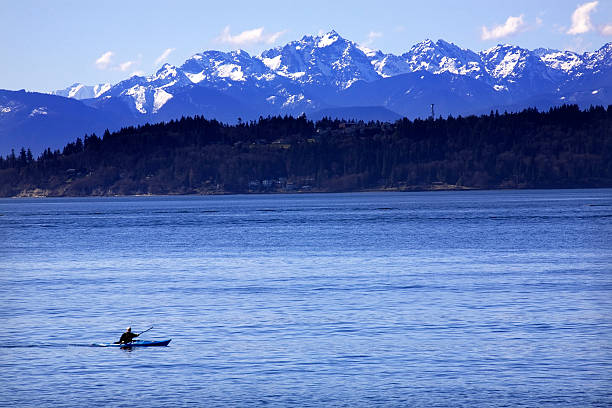 kajak puget sound und die olympic mountains edmonds, washington - snohomish county stock-fotos und bilder