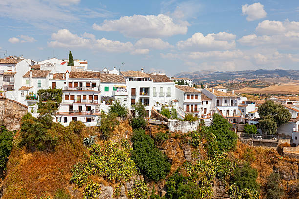 befindet sich am rand einer umgebung in der stadt rhonda - ronda spain rhonda bridge stock-fotos und bilder