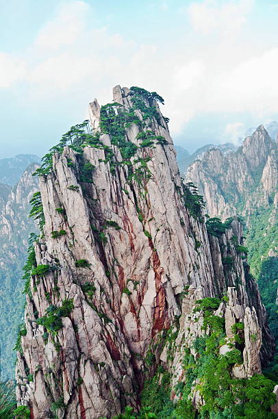 montanhas huangshan olhada em chinês - huangshan mountains - fotografias e filmes do acervo