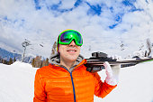 l%C3%A4chelnd-junger-mann-mit-maske-f%C3%BCr-ski-fahren-im-winter.jpg?b=1&s=170x170&k=20&c=ev39dbCTciyrRgpai8-Vee0edwnsjEHW_jI0P4JcSnY=