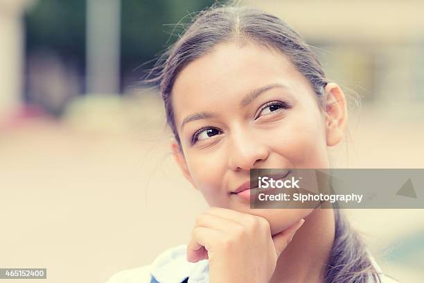 Happy Woman Daydreaming Foto de stock y más banco de imágenes de Esperanza - Esperanza, Grupo multiétnico, Mujeres
