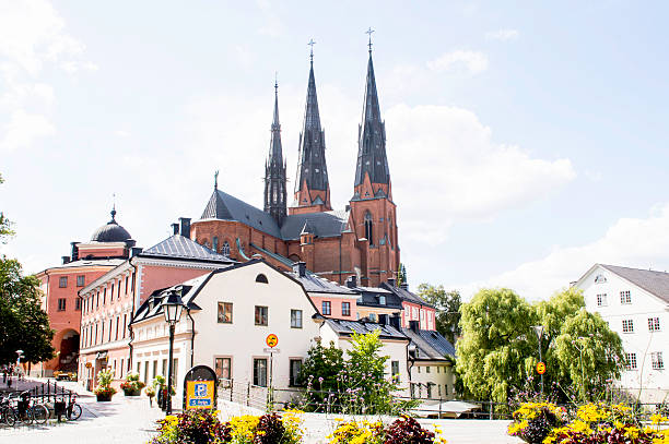 de la cathédrale et le soleil dans la ville - uppsala cathedral photos et images de collection