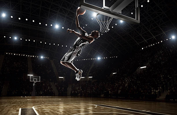 basketball-spieler macht slam dunk - basketball slam dunk basketball hoop sport stock-fotos und bilder