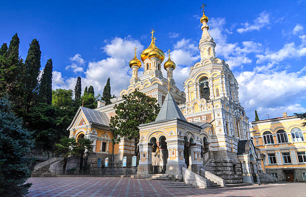 gold oignon dômes de la cathédrale alexandre nevski - russian orthodox orthodox church cathedral russian culture photos et images de collection