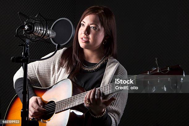 Joven Guitar Player Cantante De Grabación De Sonido Tipo Estudio Foto de stock y más banco de imágenes de 2015