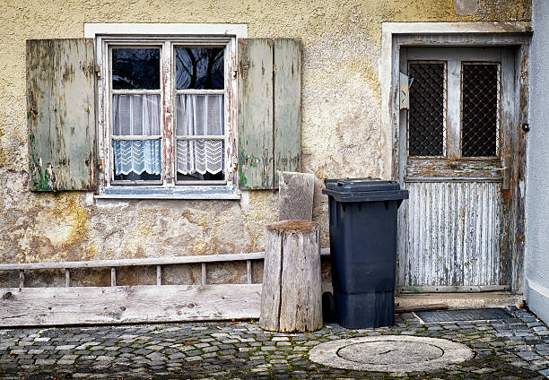 old fachada - door townhouse closed outdoors fotografías e imágenes de stock