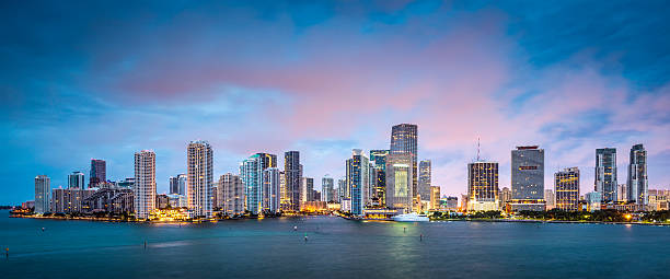 skyline von miami - brickell key stock-fotos und bilder