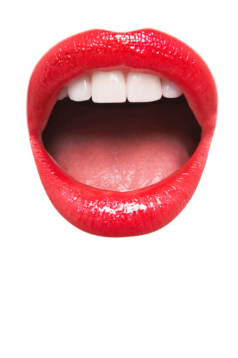 Mujer usando lápiz labial rojo con boca abierta photo