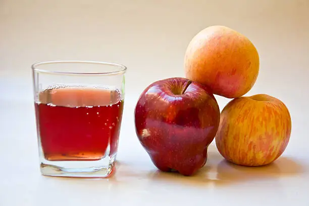 applecider and raw apple for healthy drink