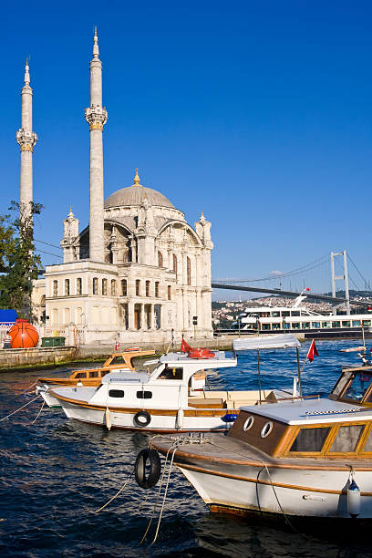 オルタキョイモスク - ortakoy mosque bridge bosphorus istanbul ストックフォトと画像