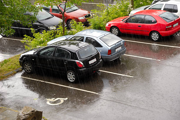 Autos en un día de lluvia - foto de stock