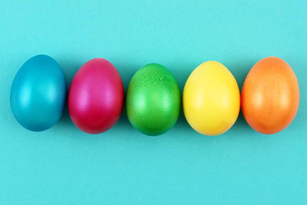 ovos de páscoa coloridos - polka dot imagens e fotografias de stock