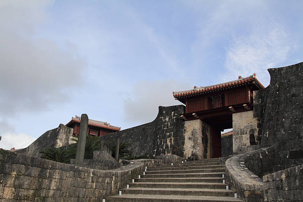 zuisenmon entrada del castillo de shuri en okinawa, japón - shuri castle fotografías e imágenes de stock