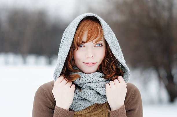 портрет красивая женщина в зимний - journey grace clothing snow стоковые фото и изображения