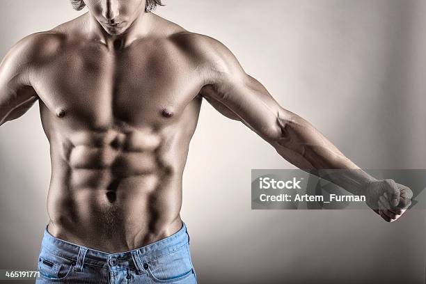 Muscular Man Foto de stock y más banco de imágenes de Abdomen - Abdomen, Abdomen humano, Actividades y técnicas de relajación