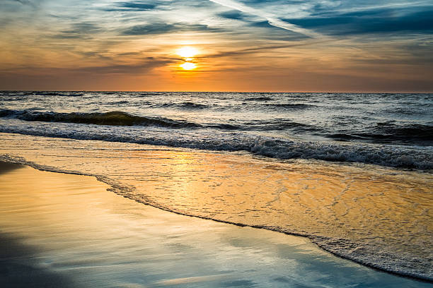 zachód słońca nad morzem w lecie - sunset beach sky heat zdjęcia i obrazy z banku zdjęć