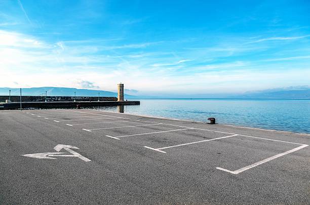 vuoto parcheggio con paesaggio di mare - asphalt road street dividing line foto e immagini stock