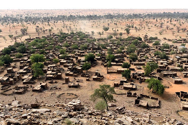 dogon village in mali, west africa - dogon tribe stock-fotos und bilder