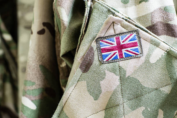 unione jack bandiera britannica sulla manica della maglietta camouflage militare - united kindom foto e immagini stock