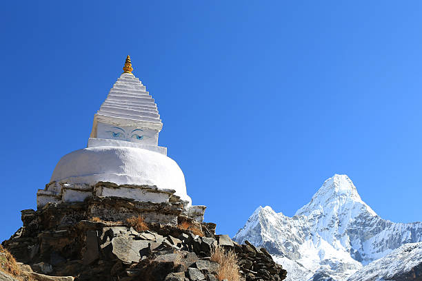 れているボダナート仏塔は、ネパールアマダブラムピークから - amadablam ストックフォトと画像