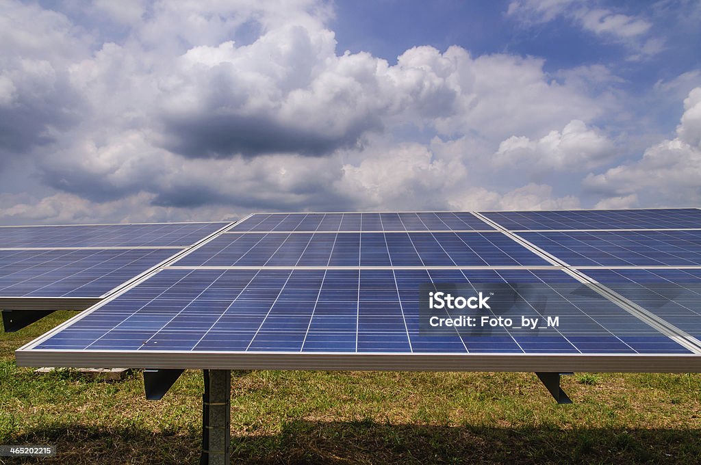 Pannelli solari in campo verde - Foto stock royalty-free di Ambientazione esterna