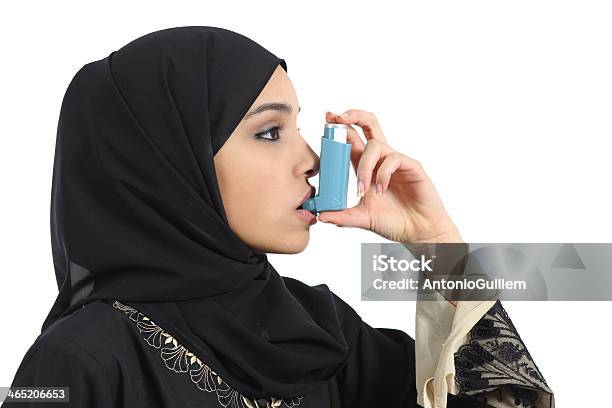Foto de Saudi Arabian Mulher Respiração Da Bombinha De Asma e mais fotos de stock de Adulto