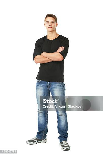 Junger Mann Stehend Stockfoto und mehr Bilder von Männer - Männer, T-Shirt, Freisteller – Neutraler Hintergrund