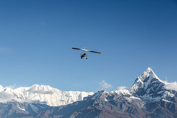 luz ultra avión volando sobre el los annapurnas - avión ultraligero fotografías e imágenes de stock