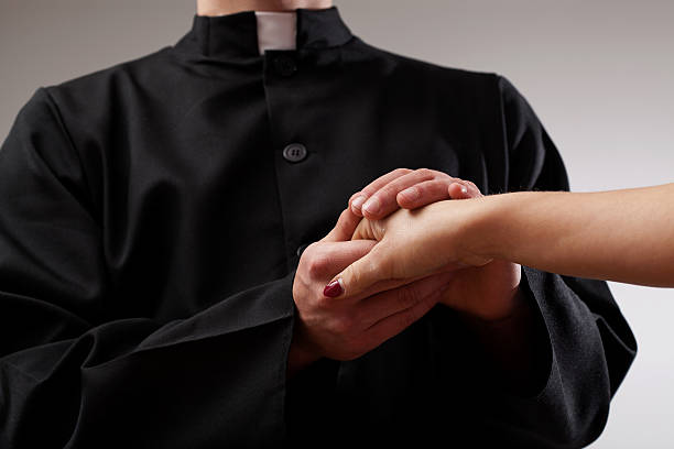 priester hält fest hand - priester stock-fotos und bilder