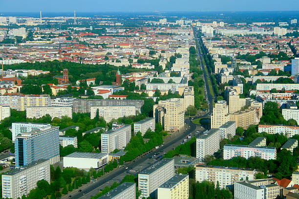 comunismo e socialismo vista sopra karl marx berlino est avenue, germania - former famous place east architecture foto e immagini stock