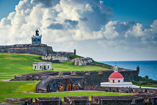 san juan, porto rico-fort - fort bay photos et images de collection