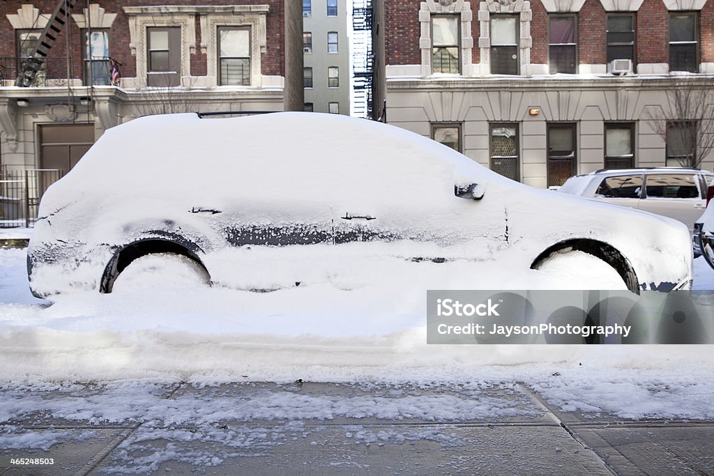 Auto coperto in neve - Foto stock royalty-free di Automobile