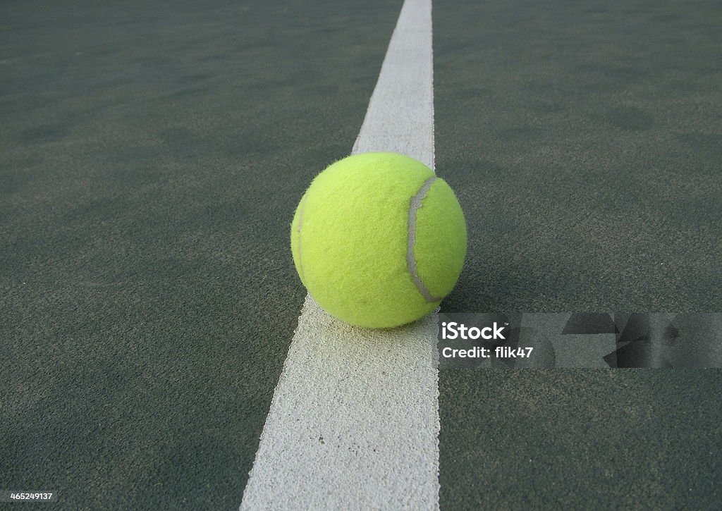 Tennis ball in court - Lizenzfrei Fotografie Stock-Foto