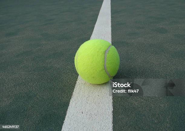 Tennis Ball In Court Stockfoto und mehr Bilder von Fotografie - Fotografie, Grün, Horizontal