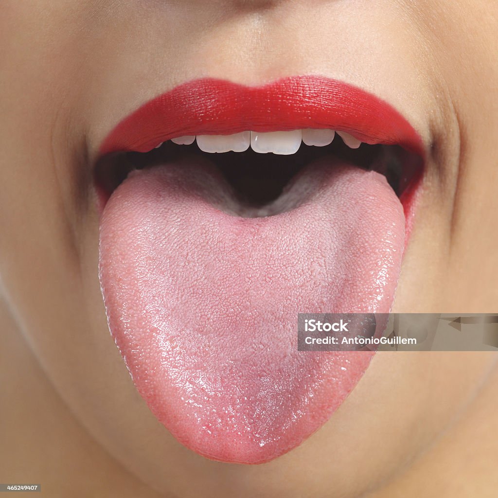 Vue de face d'une femme de la languette - Photo de Tirer la langue libre de droits